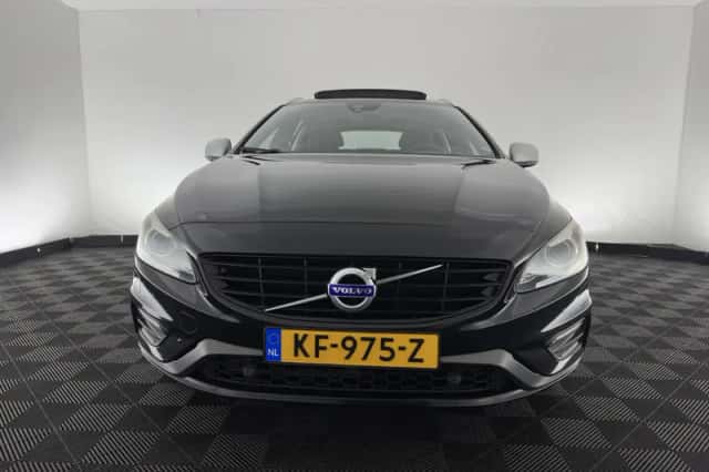 Volvo V60 (2016) thumbnail 3