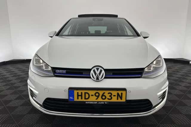 Volkswagen Golf (2015) thumbnail 3