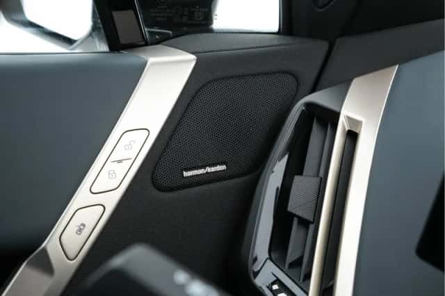 BMW iX (2022) thumbnail 32