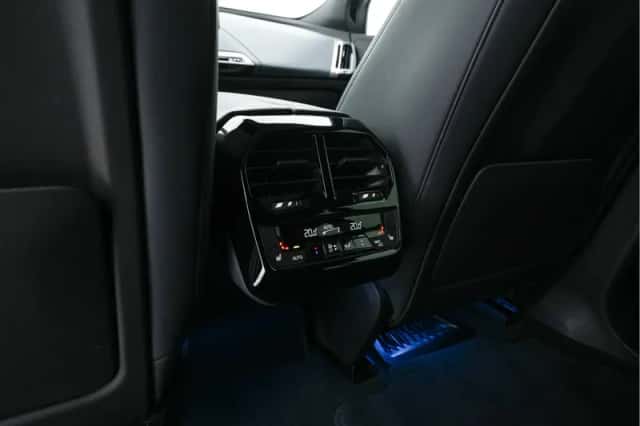 BMW iX (2022) thumbnail 36