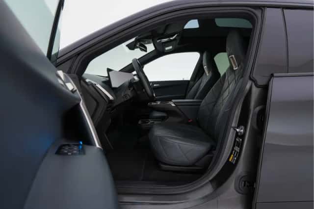 BMW iX (2022) thumbnail 9