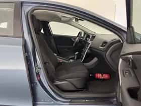Volvo V40 (2014) thumbnail 12