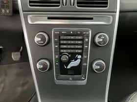 Volvo XC60 (2015) thumbnail 16