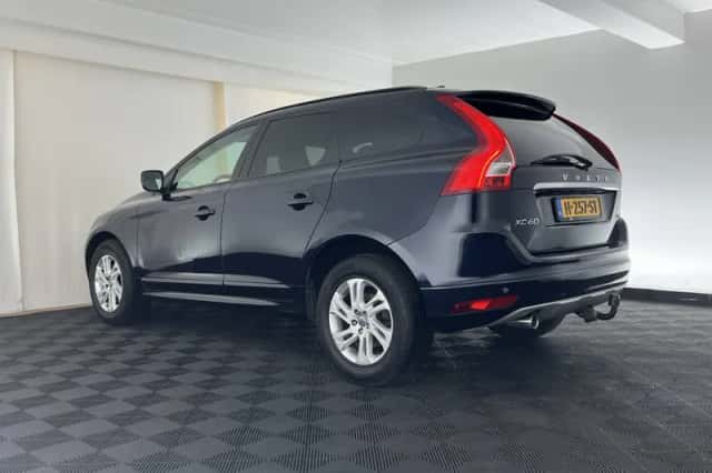 Volvo XC60 (2015) thumbnail 5