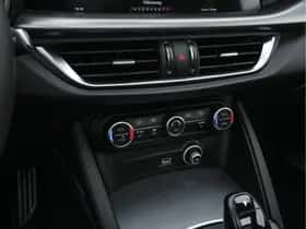 Alfa Romeo Stelvio (2018) thumbnail 15