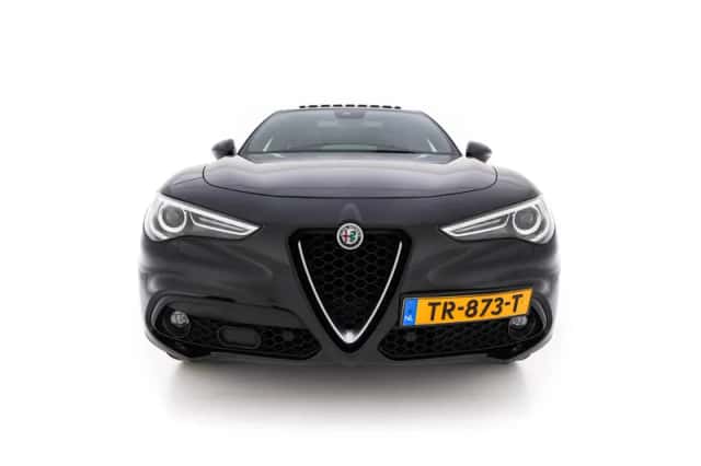 Alfa Romeo Stelvio (2018) thumbnail 3