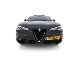 Alfa Romeo Stelvio (2018) thumbnail 3