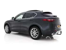 Alfa Romeo Stelvio (2018) thumbnail 5