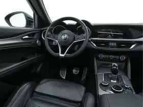 Alfa Romeo Stelvio (2018) thumbnail 8