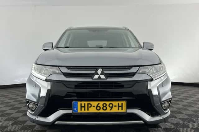 Mitsubishi Outlander (2015) thumbnail 3