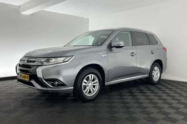 Mitsubishi Outlander (2015) thumbnail 4