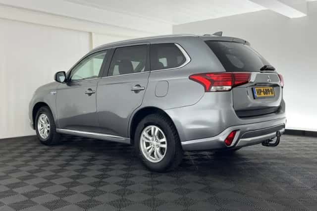Mitsubishi Outlander (2015) thumbnail 5