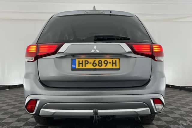 Mitsubishi Outlander (2015) thumbnail 6