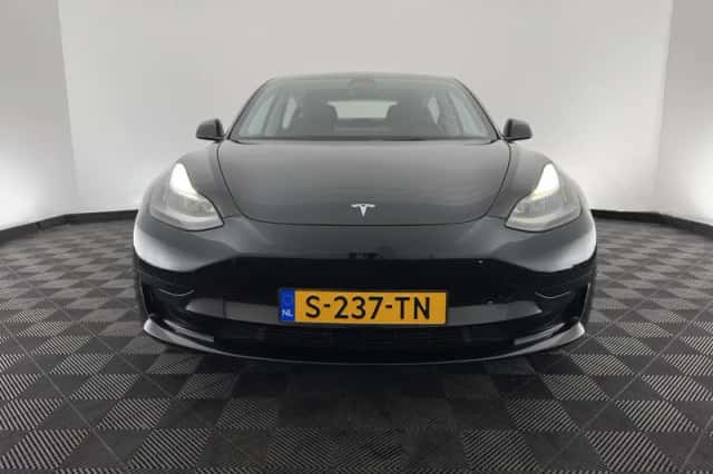 Tesla Model 3 (2023) thumbnail 3