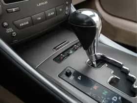 Lexus IS thumbnail 16