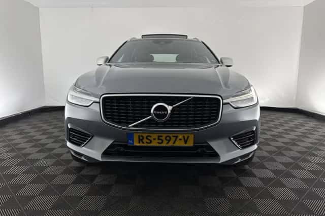Volvo XC60 (2018) thumbnail 3