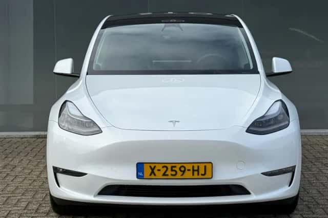 Tesla Model Y (2023) thumbnail 5