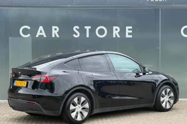 Tesla Model Y (2023) thumbnail 2