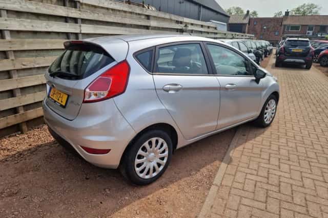 Ford Fiesta (2016) thumbnail 2
