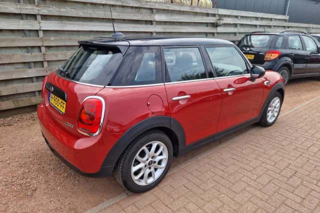 MINI Cooper (2017) thumbnail 2