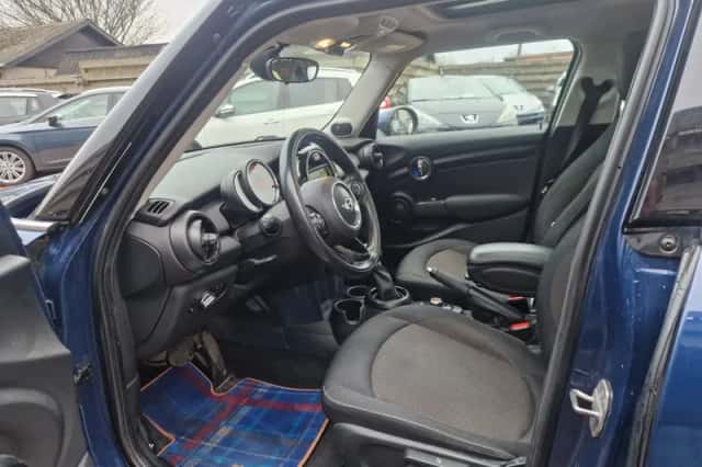 MINI Cooper (2015) thumbnail 6
