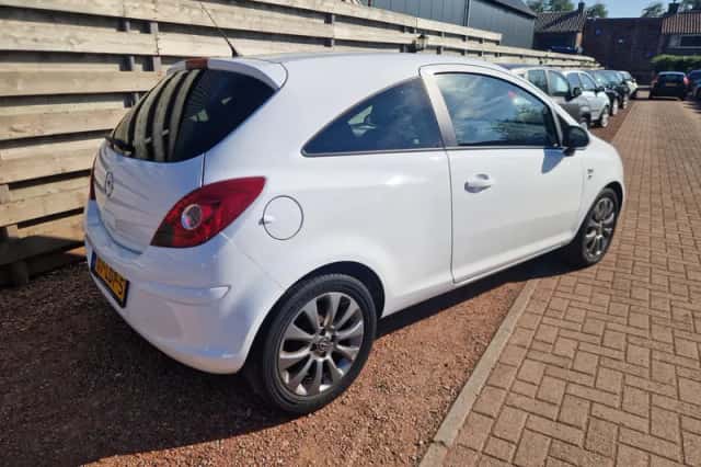 Opel Corsa (2010) thumbnail 2