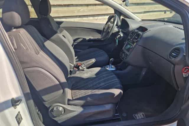 Opel Corsa (2010) thumbnail 3