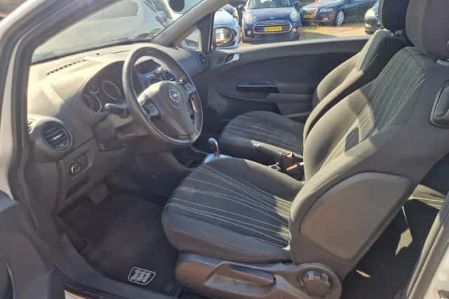 Opel Corsa (2010) thumbnail 6