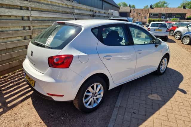 SEAT Ibiza (2014) thumbnail 2