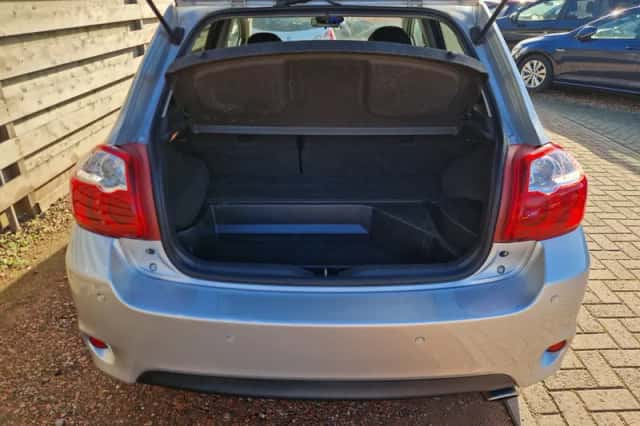 Toyota Auris (2011) thumbnail 5