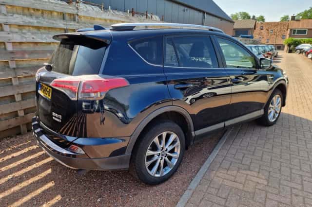 Toyota RAV4 (2017) thumbnail 2