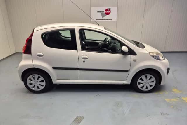 Peugeot 107 (2012) thumbnail 2