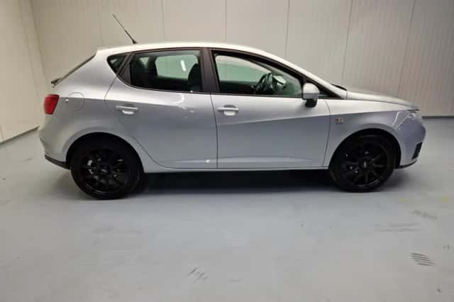 SEAT Ibiza (2011) thumbnail 2