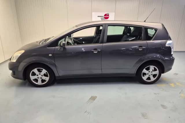 Toyota Verso (2009) thumbnail 3