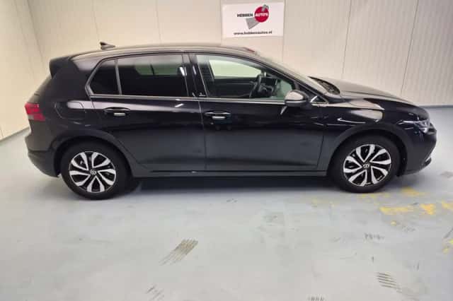 Volkswagen Golf (2022) thumbnail 2