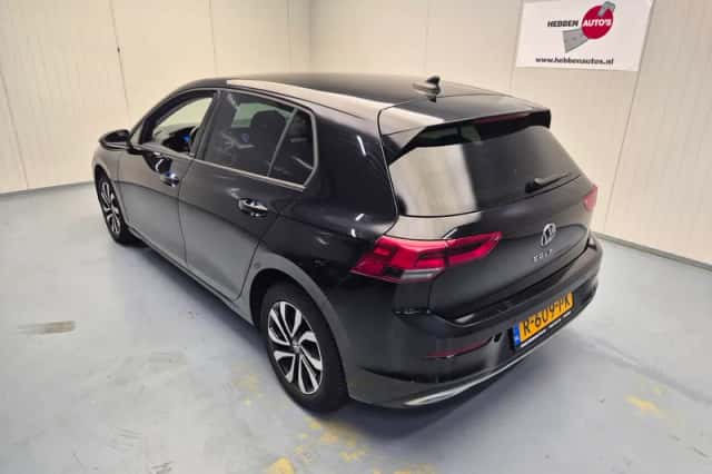 Volkswagen Golf (2022) thumbnail 4
