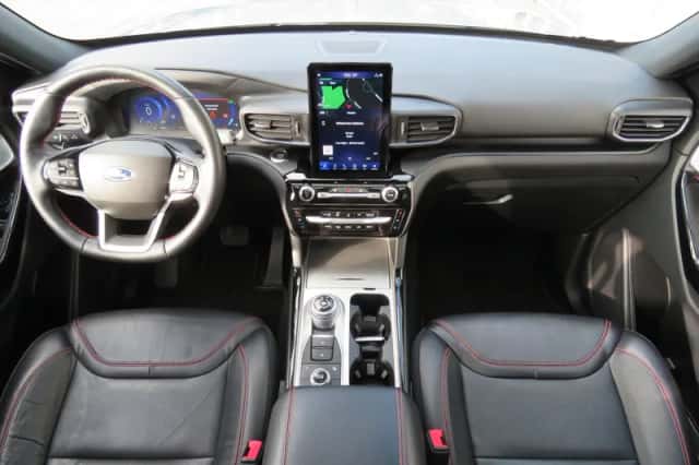 Ford Explorer (2022) thumbnail 3