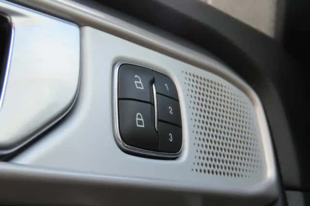 Ford Explorer (2022) thumbnail 30