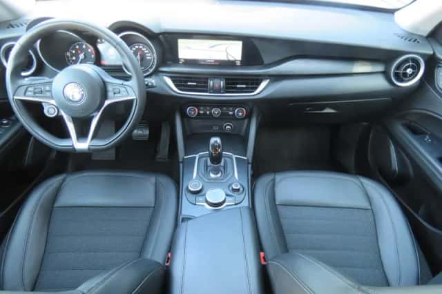 Alfa Romeo Stelvio (2019) thumbnail 3