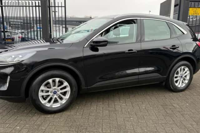 Ford Kuga (2021) thumbnail 3
