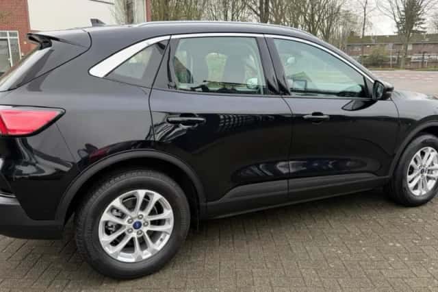 Ford Kuga (2021) thumbnail 4