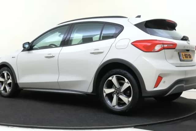 Ford Focus (2021) thumbnail 3