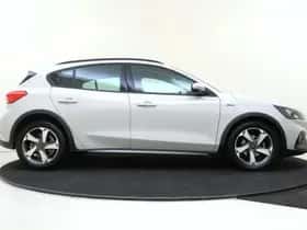 Ford Focus (2021) thumbnail 4