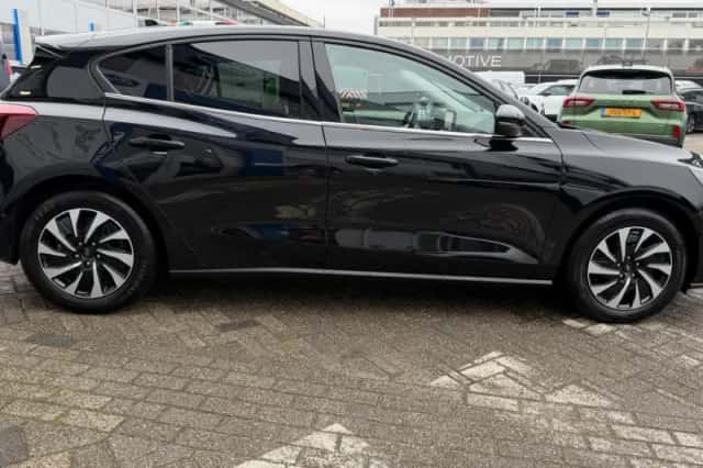 Ford Focus (2022) thumbnail 3