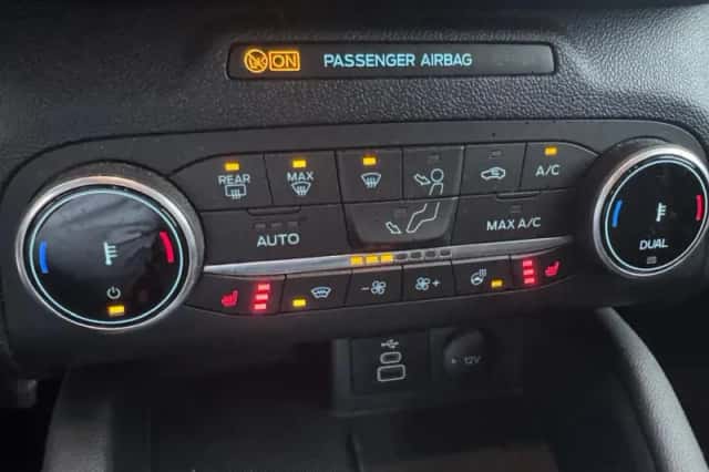 Ford Kuga (2023) thumbnail 3