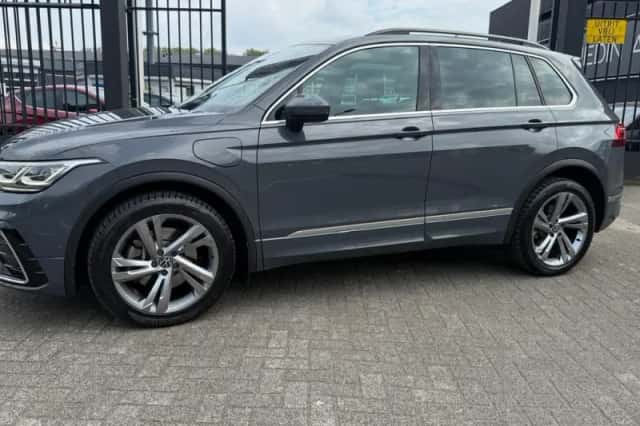 Volkswagen Tiguan (2021) thumbnail 2