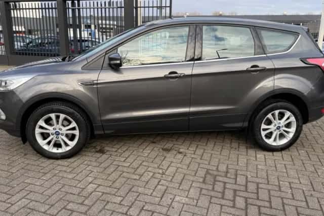 Ford Kuga (2018) thumbnail 2