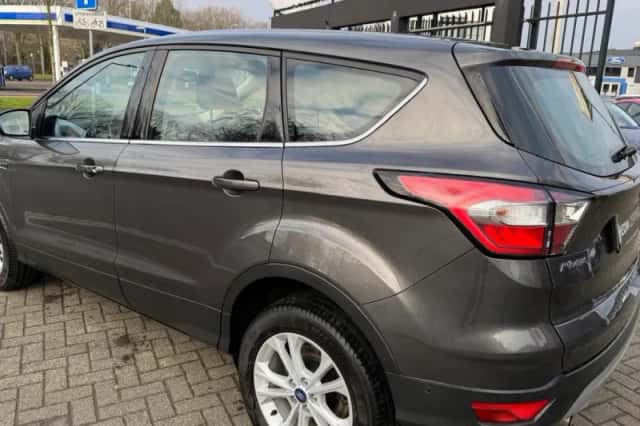 Ford Kuga (2018) thumbnail 3