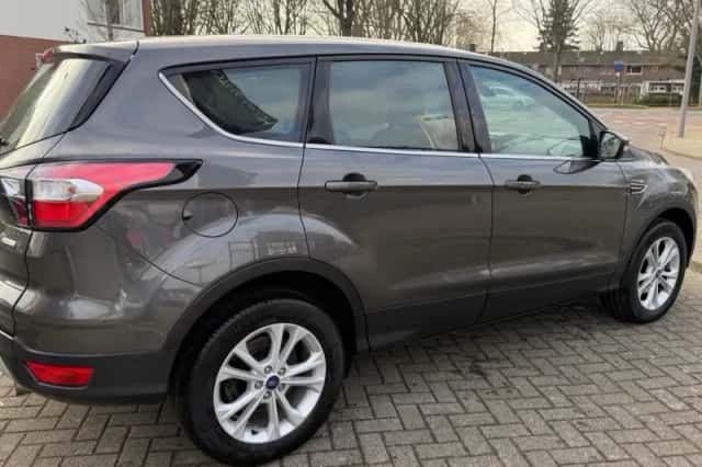 Ford Kuga (2018) thumbnail 4