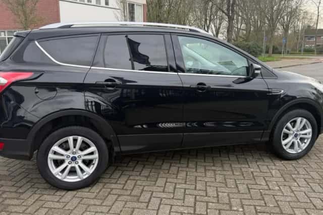 Ford Kuga (2018) thumbnail 4
